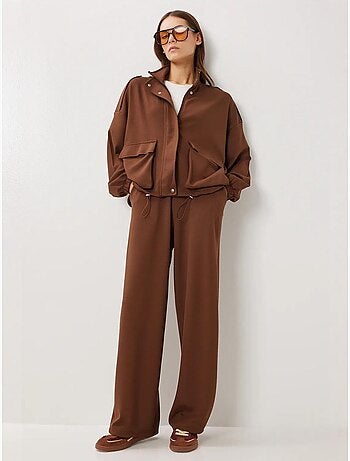 Set due pezzi con giacca con dettaglio tasca e pantaloni a gamba larga istanbul