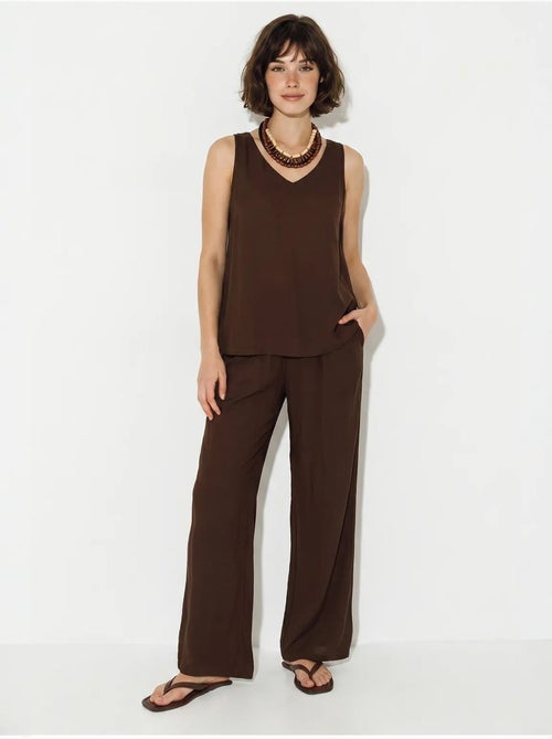 Set due pezzi in cotone con blusa scollo a v e pantaloni lucci - Kiabi Set due pezzi in cotone con blusa scollo a v e pantaloni lucci - Kiabi