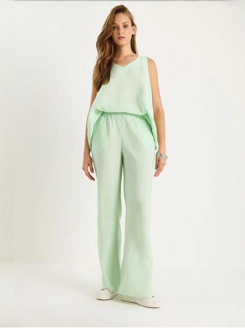 Set due pezzi in cotone con blusa scollo a v e pantaloni lucci - Kiabi Set due pezzi in cotone con blusa scollo a v e pantaloni lucci - Kiabi