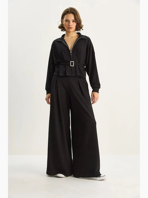Set due pezzi in maglia con giacca con cintura e pantaloni lucci - Kiabi Set due pezzi in maglia con giacca con cintura e pantaloni lucci - Kiabi