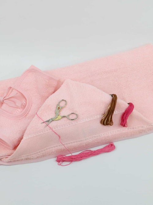 Set nascita con bavaglino e mantellina da ricamare QUEIDA - Kiabi Set nascita con bavaglino e mantellina da ricamare QUEIDA - Kiabi