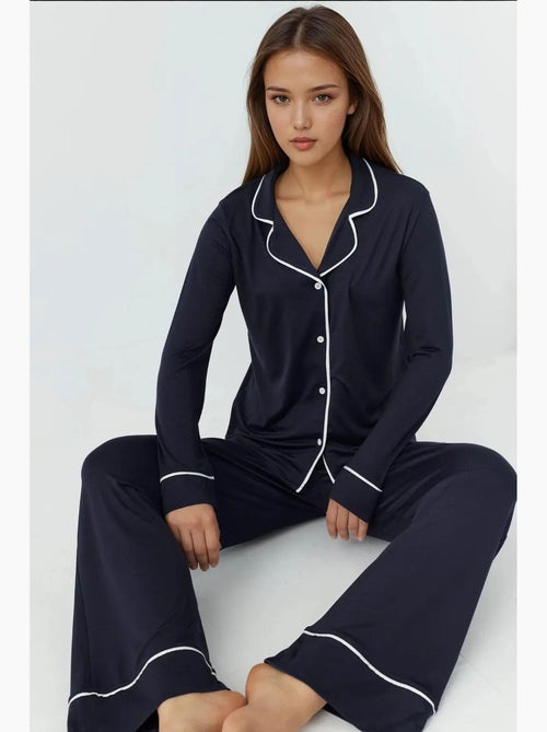 Set pigiama relaxed fit a maniche lunghe con tocco extra morbido e colletto a camicia hiccup - Kiabi Set pigiama relaxed fit a maniche lunghe con tocco extra morbido e colletto a camicia hiccup - Kiabi