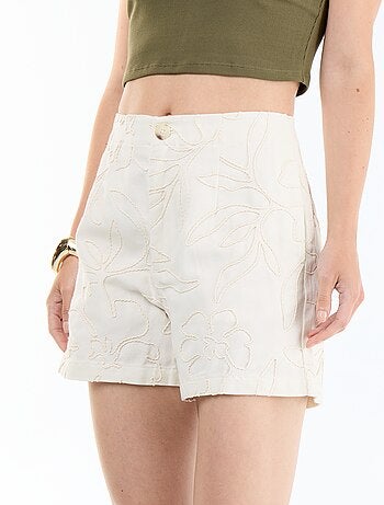 Short a vita normale con ricami