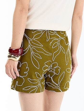 Short a vita normale con ricami