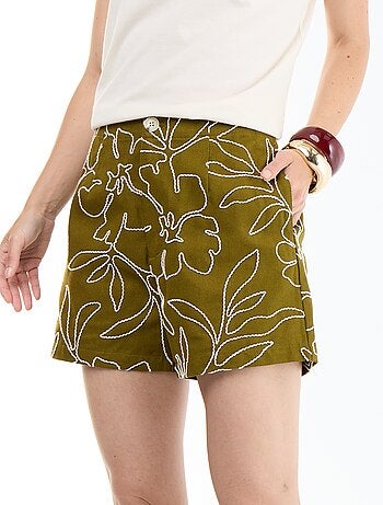 Short a vita normale con ricami