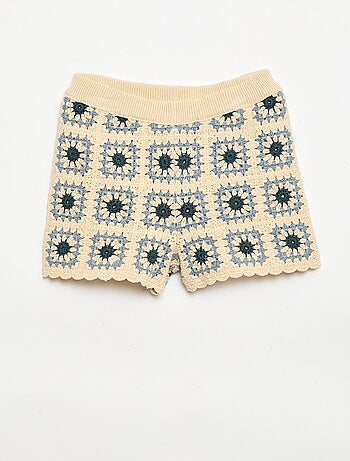 Short all'uncinetto con motivo