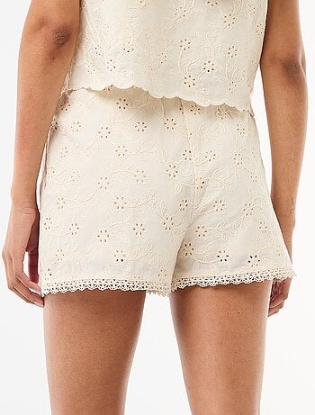 Short corti in cotone tinta unita con ricami sangallo