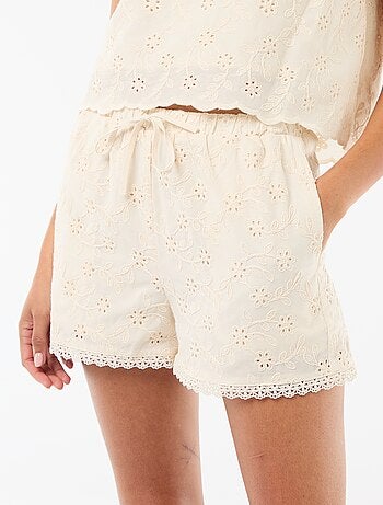 Short corti in cotone tinta unita con ricami sangallo