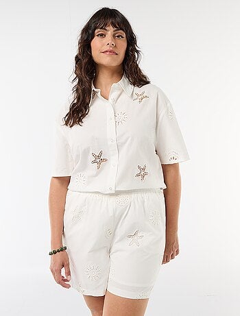 Short in cotone con motivi traforati