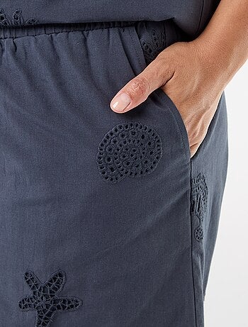 Short in cotone con motivi traforati