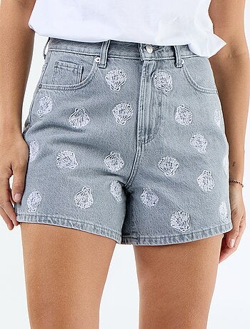 Short in denim con motivi ricamati