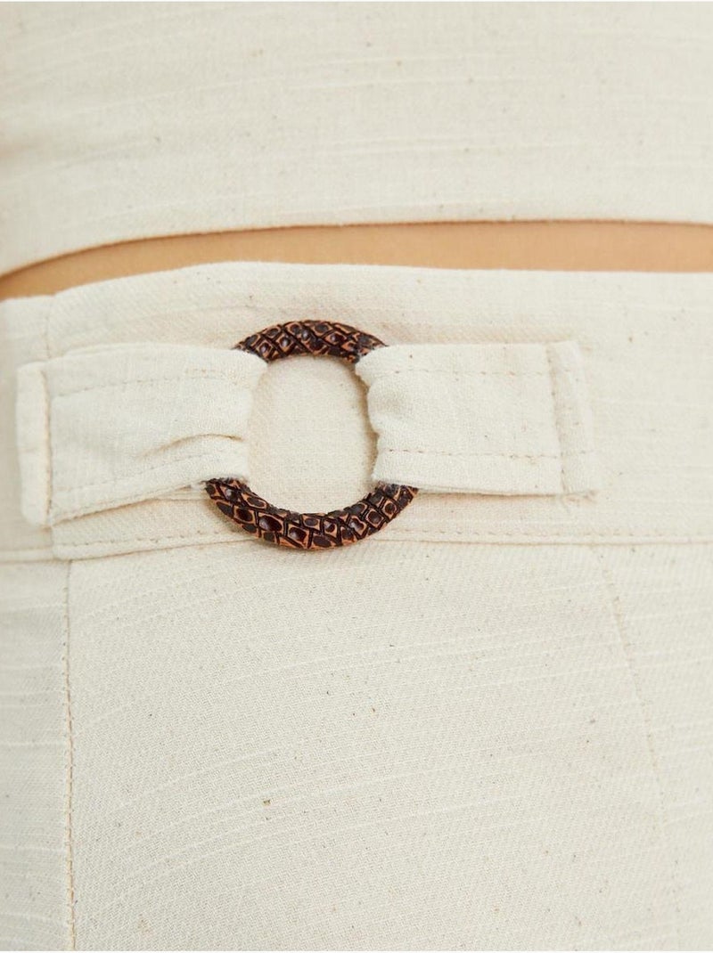 Shorts a vita alta con portafoglio sul davanti, cintura e dettaglio con spacco mixray Crema - Kiabi