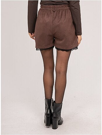 Shorts effetto suede con bordo in pizzo xabara