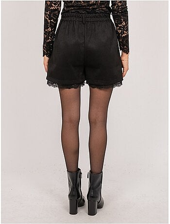 Shorts effetto suede con bordo in pizzo xabara