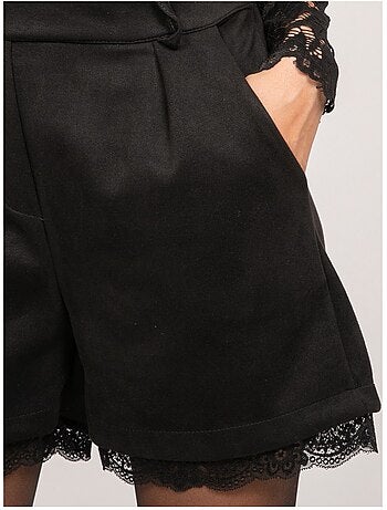 Shorts effetto suede con bordo in pizzo xabara
