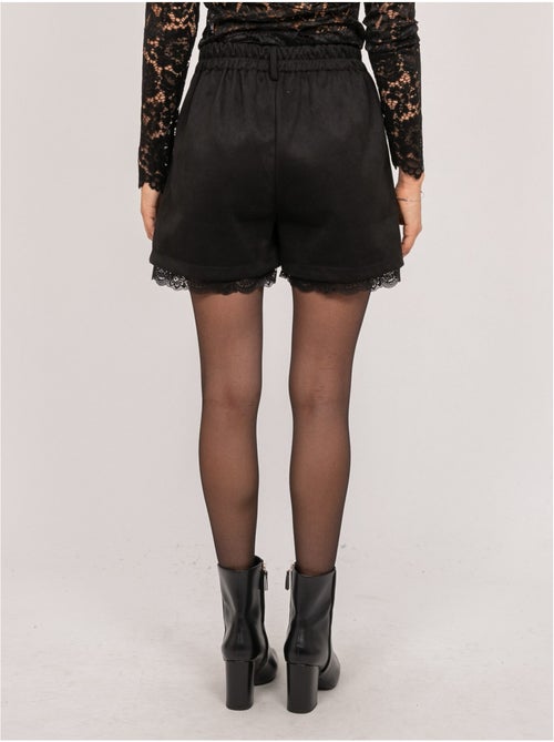 Shorts effetto suede con bordo in pizzo xabara - Kiabi Shorts effetto suede con bordo in pizzo xabara - Kiabi