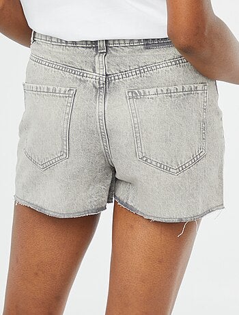 Shorts in denim con orli a taglio vivo