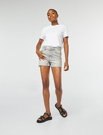 Shorts in denim con orli a taglio vivo
