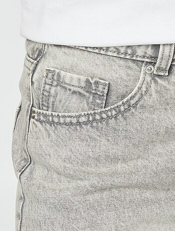 Shorts in denim con orli a taglio vivo