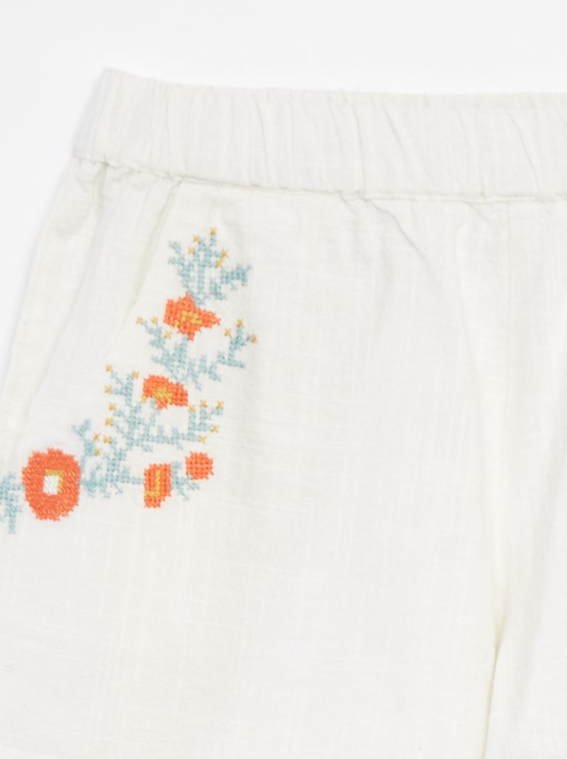 Shorts leggeri con ricami e 2 tasche BIANCO - Kiabi