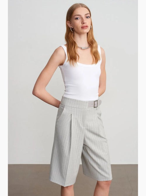 Shorts sartoriali a righe a vita alta con cintura dilvin - Kiabi Shorts sartoriali a righe a vita alta con cintura dilvin - Kiabi