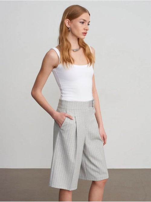 Shorts sartoriali a righe a vita alta con cintura dilvin - Kiabi Shorts sartoriali a righe a vita alta con cintura dilvin - Kiabi