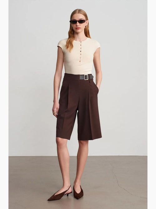 Shorts sartoriali a vita alta a gamba ampia con cintura dilvin - Kiabi Shorts sartoriali a vita alta a gamba ampia con cintura dilvin - Kiabi