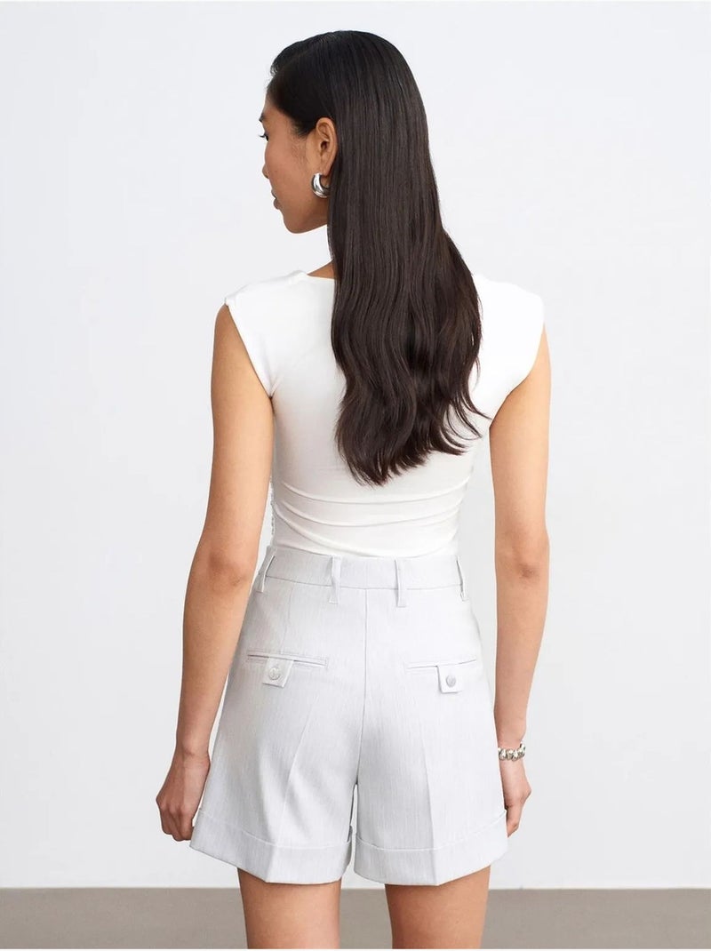 Shorts sartoriali a vita alta in tessuto dilvin Bianco sporco - Kiabi