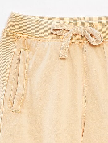 Shorts tinta unita con effetto delavé