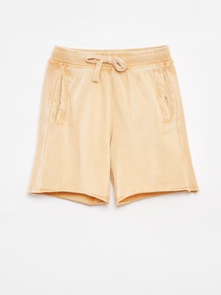Shorts tinta unita con effetto delavé