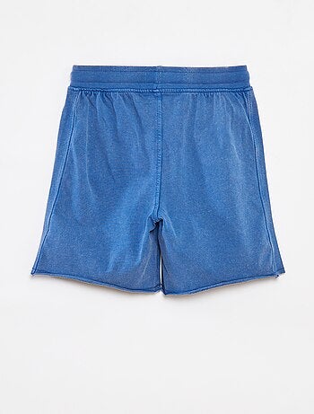 Shorts tinta unita con effetto delavé