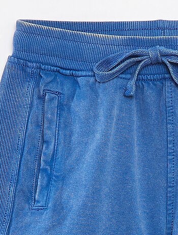 Shorts tinta unita con effetto delavé