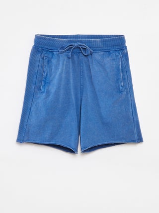 Shorts tinta unita con effetto delavé