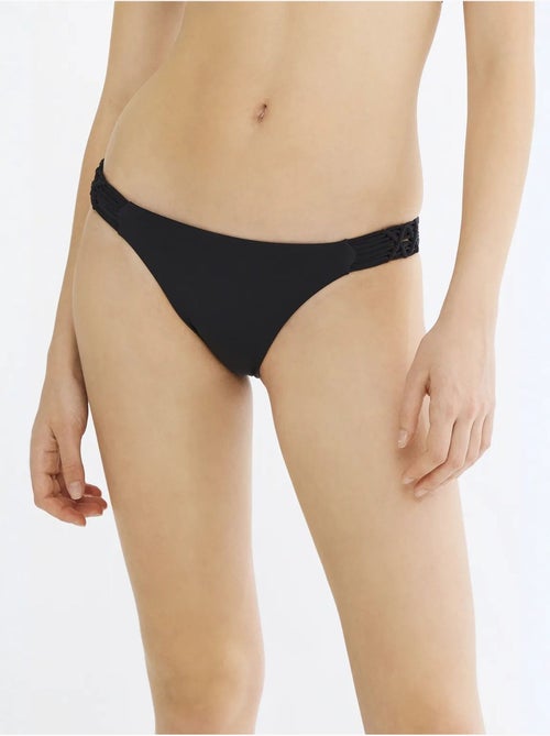 Slip bikini basic con dettagli in macramè sui bordi penti - Kiabi Slip bikini basic con dettagli in macramè sui bordi penti - Kiabi
