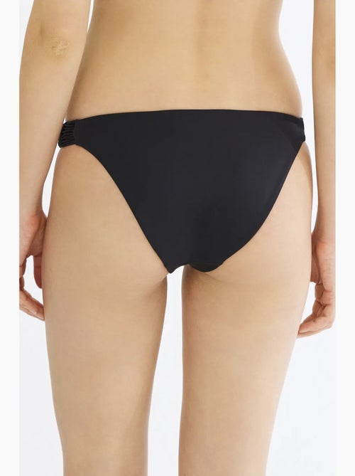 Slip bikini basic con dettagli in macramè sui bordi penti - Kiabi Slip bikini basic con dettagli in macramè sui bordi penti - Kiabi