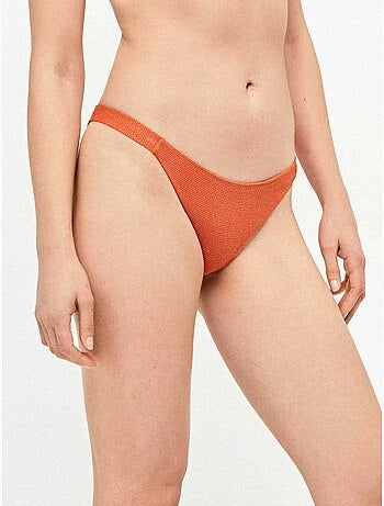 Slip bikini classico in tessuto strutturato con lurex e con dettagli arricciati ai lati.