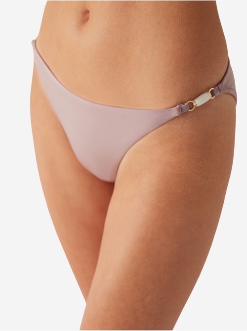 Slip bikini lisa con dettaglio accessorio sui lati penti - Kiabi Slip bikini lisa con dettaglio accessorio sui lati penti - Kiabi