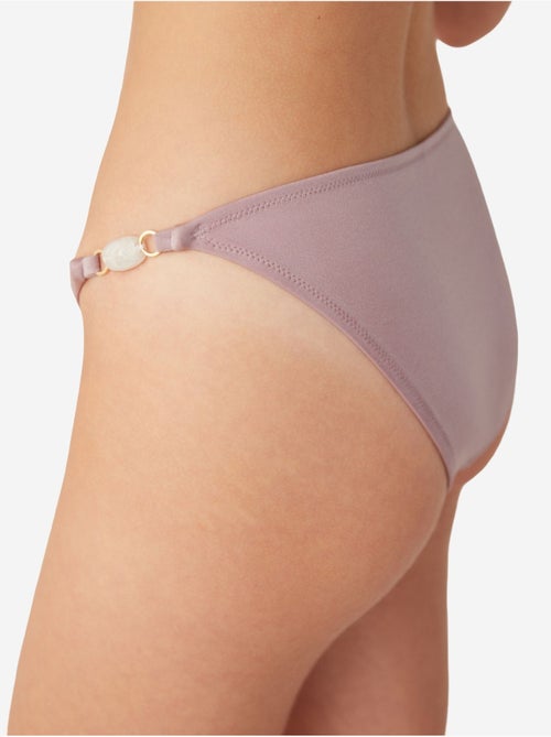 Slip bikini lisa con dettaglio accessorio sui lati penti - Kiabi Slip bikini lisa con dettaglio accessorio sui lati penti - Kiabi