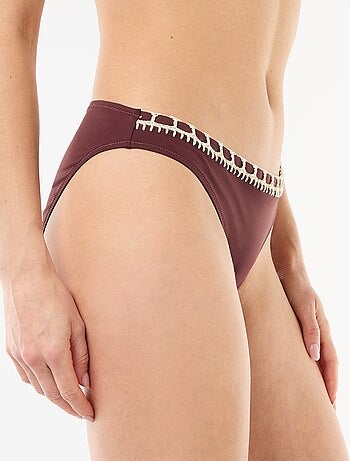 Slip da bagno con bordi in macramè