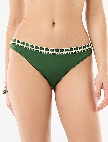 Slip da bagno con bordi in macramè