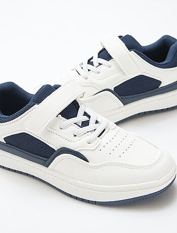 Sneaker basse con strappo a contrasto bicolore