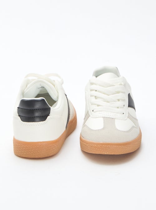 Sneaker basse in suede con inserto a contrasto - Kiabi