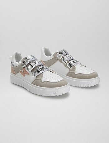 Sneaker con strappi e suola spessa