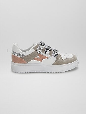 Sneaker con strappi e suola spessa