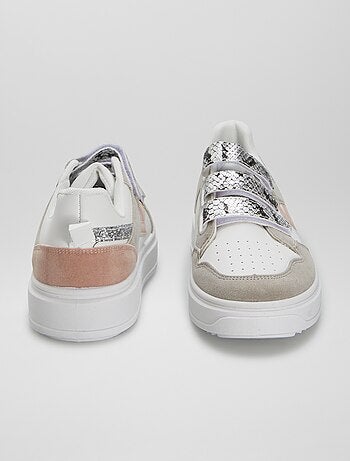 Sneaker con strappi e suola spessa