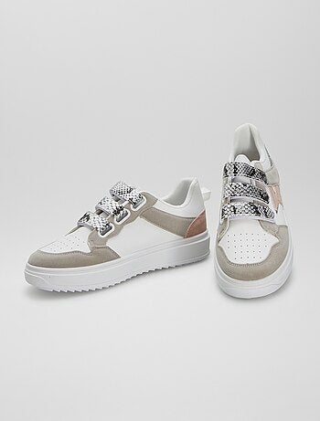 Sneaker con strappi e suola spessa