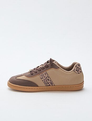 Sneakers alla moda con inserti stampati leopardati