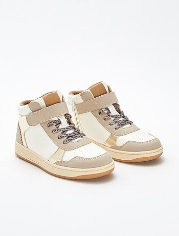 Sneakers alte con strappi e lacci