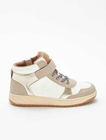 Sneakers alte con strappi e lacci