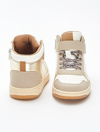 Sneakers alte con strappi e lacci